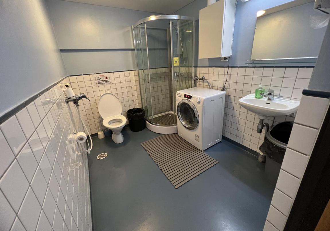 Hostelli Office House Services 222
